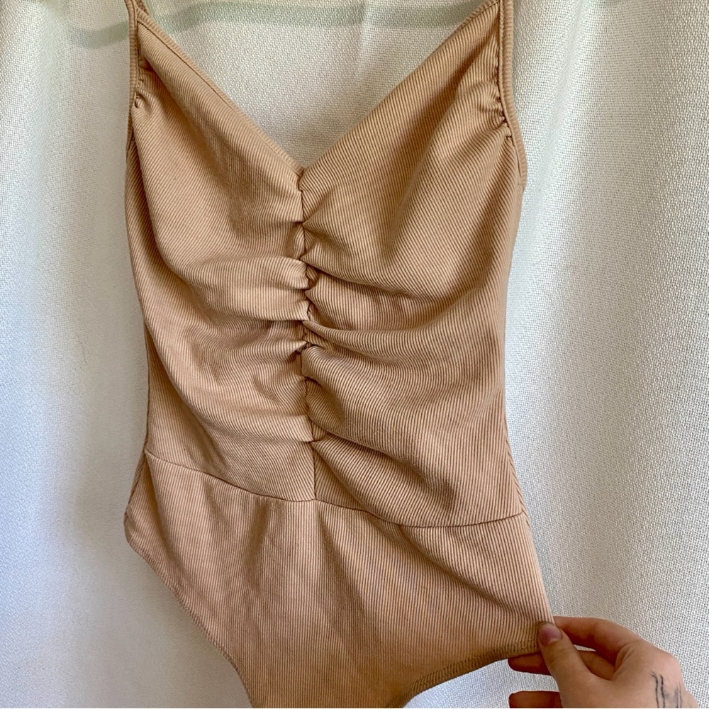 Fashion Nova‎ Tan Ribbed Ruched V-Neck Bodysuit Small Sleeveless Nude T16792
